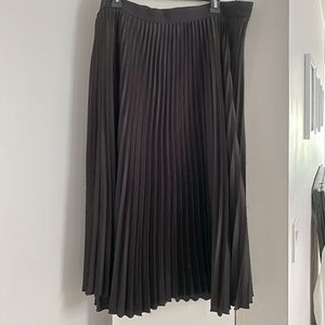 H&M pleated skirt elastic waist